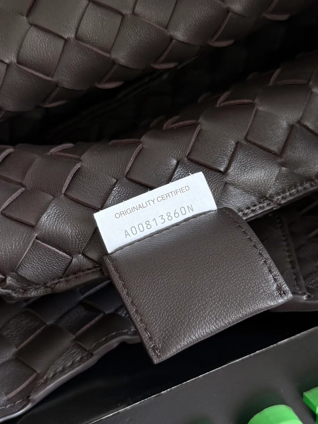 Batch 2160 new products are coming! BOTTEGA VENETA Bottega Veneta's 2025 new Campana shoulder bag is on the market~ First of all, I would like to praise the weight of this bag. As a not too small bag, it is very light for daily use. For people like me who need to carry a lot of belongings when going out, this advantage is great, and it greatly reduces the burden of traveling. 🛍️The shape is a bit like a combination of parachute and jodie. The blunt triangle shape is cute and honest. Carrying it on your back when going shopping is a good mood accelerator. The handles and body of the bag are both classic weaves. A tie is added to the original open design. If it is not tied up, the bag will look like a small vegetable basket when carried. Style number: 844249 Size: 33*20*16.5cm